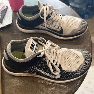 Nike women’s Flyknit 4.0 Low-Top Sneakers — Black & White size 8
